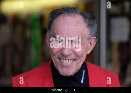 Leipzig, Deutschland. 16. März 2022. Hans Höher, Eisverkäufer im Kino. Der 82-Jährige war früher als Filmvorführer tätig und wurde nach dem Fall der Berliner Mauer in verschiedenen Kinos als Eisverkäufer bekannt. Jetzt geht er in den Ruhestand. Quelle: Sebastian Willnow/dpa-Zentralbild/dpa/Alamy Live News Stockfoto