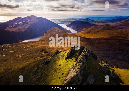 Luftaufnahme der Berge von Mourne, Blick auf Slieve Binnian, Silent Valley, Ben Crom Reservoir, Doan, Bearnagh, County Down, Nordirland Stockfoto