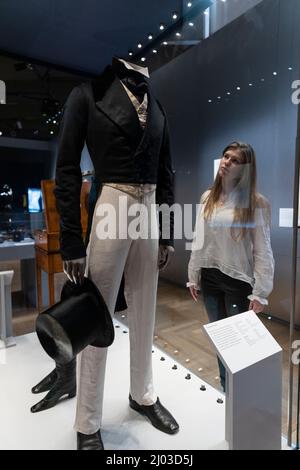 V&A Exhibition Fashioning masculinities:The Art of Meanswear, läuft vom 19. März - 6. November in London, England, Großbritannien Stockfoto