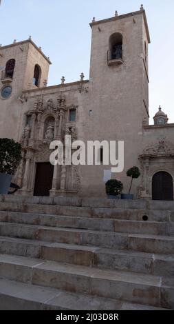 Santa Cruz ist das älteste Viertel von Alicante am Hang des Monte Benacantil und verfügt über enge, kopfsteingepflasterte Gassen Stockfoto