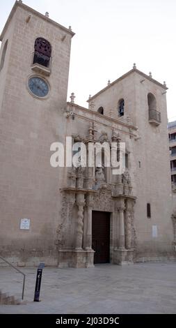 Santa Cruz ist das älteste Viertel von Alicante am Hang des Monte Benacantil und verfügt über enge, kopfsteingepflasterte Gassen Stockfoto