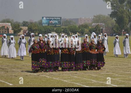 Lahore, Punjab, Pakistan. 12. März 2022. Pakistanische Teilnehmer nehmen an der National Horse and Cattle Show im Fortress Stadium Teil, die von der Regierung Punjab in Lahore organisiert wird. (Bild: © Rana Sajid Hussain/Pacific Press via ZUMA Press Wire) Stockfoto