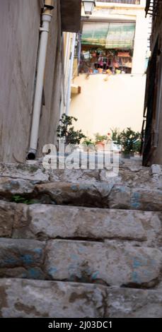 Santa Cruz ist das älteste Viertel von Alicante am Hang des Monte Benacantil und verfügt über enge, kopfsteingepflasterte Gassen Stockfoto