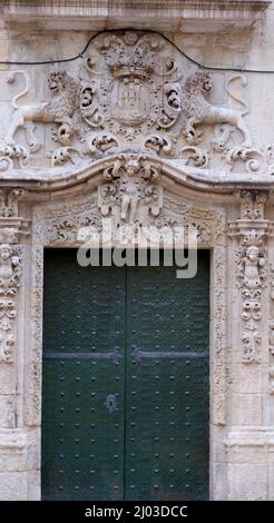 Santa Cruz ist das älteste Viertel von Alicante am Hang des Monte Benacantil und verfügt über enge, kopfsteingepflasterte Gassen Stockfoto