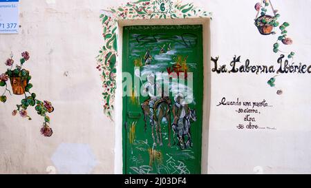 Santa Cruz ist das älteste Viertel von Alicante am Hang des Monte Benacantil und verfügt über enge, kopfsteingepflasterte Gassen Stockfoto