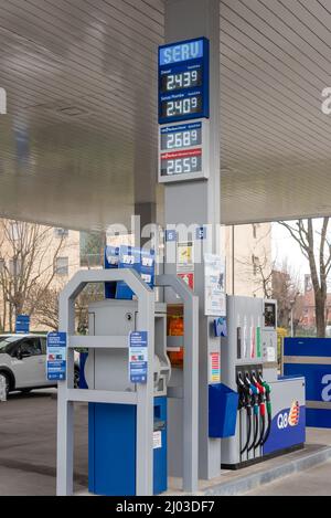 Fossano, Italien - 11. März 2022: Benzinpumpe Kraftstoff Q8 Tankstelle mit Euro-Kraftstoffpreisanzeige, Konzept zur Ölpreissteigerung Stockfoto