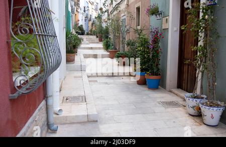 Santa Cruz ist das älteste Viertel von Alicante am Hang des Monte Benacantil und verfügt über enge, kopfsteingepflasterte Gassen Stockfoto