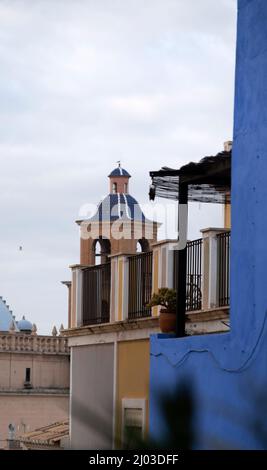 Santa Cruz ist das älteste Viertel von Alicante am Hang des Monte Benacantil und verfügt über enge, kopfsteingepflasterte Gassen Stockfoto