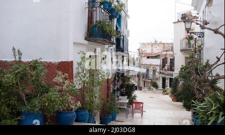 Santa Cruz ist das älteste Viertel von Alicante am Hang des Monte Benacantil und verfügt über enge, kopfsteingepflasterte Gassen Stockfoto