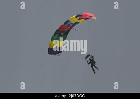 Lahore, Punjab, Pakistan. 12. März 2022. Pakistanische Teilnehmer nehmen an der National Horse and Cattle Show im Fortress Stadium Teil, die von der Regierung Punjab in Lahore organisiert wird. (Bild: © Rana Sajid Hussain/Pacific Press via ZUMA Press Wire) Stockfoto