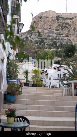 Santa Cruz ist das älteste Viertel von Alicante am Hang des Monte Benacantil und verfügt über enge, kopfsteingepflasterte Gassen Stockfoto