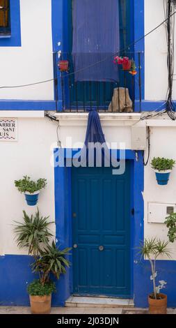 Santa Cruz ist das älteste Viertel von Alicante am Hang des Monte Benacantil und verfügt über enge, kopfsteingepflasterte Gassen Stockfoto