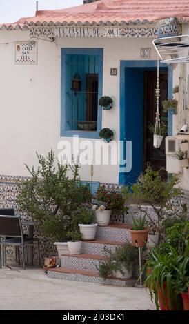 Santa Cruz ist das älteste Viertel von Alicante am Hang des Monte Benacantil und verfügt über enge, kopfsteingepflasterte Gassen Stockfoto