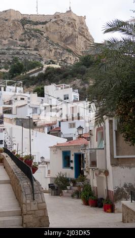 Santa Cruz ist das älteste Viertel von Alicante am Hang des Monte Benacantil und verfügt über enge, kopfsteingepflasterte Gassen Stockfoto