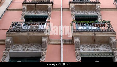 Santa Cruz ist das älteste Viertel von Alicante am Hang des Monte Benacantil und verfügt über enge, kopfsteingepflasterte Gassen Stockfoto