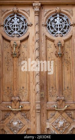 Santa Cruz ist das älteste Viertel von Alicante am Hang des Monte Benacantil und verfügt über enge, kopfsteingepflasterte Gassen Stockfoto