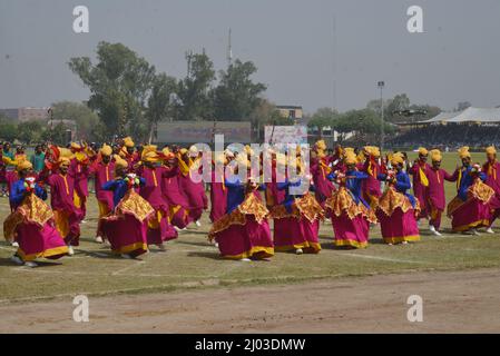 Lahore, Punjab, Pakistan. 12. März 2022. Pakistanische Teilnehmer nehmen an der National Horse and Cattle Show im Fortress Stadium Teil, die von der Regierung Punjab in Lahore organisiert wird. (Bild: © Rana Sajid Hussain/Pacific Press via ZUMA Press Wire) Stockfoto