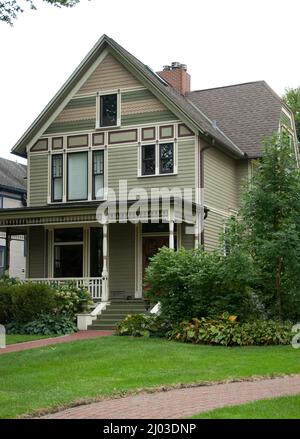 Ein typisches Colonial House in Chicago, Illinois, USA. In den USA gibt es viele Häuser dieser Art. Frank Lloyd Wright stellt einen anderen Stall vor Stockfoto