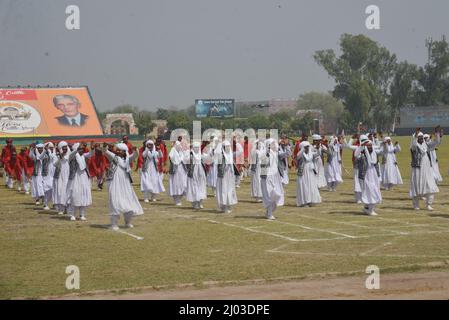 Lahore, Punjab, Pakistan. 12. März 2022. Pakistanische Teilnehmer nehmen an der National Horse and Cattle Show im Fortress Stadium Teil, die von der Regierung Punjab in Lahore organisiert wird. (Bild: © Rana Sajid Hussain/Pacific Press via ZUMA Press Wire) Stockfoto