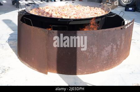 Kochen große Gericht von Paella offenen Feuer, Spanien Stockfoto