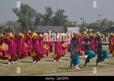 Lahore, Punjab, Pakistan. 12. März 2022. Pakistanische Teilnehmer nehmen an der National Horse and Cattle Show im Fortress Stadium Teil, die von der Regierung Punjab in Lahore organisiert wird. (Bild: © Rana Sajid Hussain/Pacific Press via ZUMA Press Wire) Stockfoto