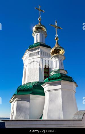 SWJATOGORSK, UKRAINE - 31. OKTOBER 2021: Es handelt sich um Türme der Kirche des Heiligen Nikolaus der Swjatogorsk Lavra. Stockfoto