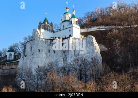 SWJATOGORSK, UKRAINE - 30. OKTOBER 2021: Hier befindet sich die Nikolaikirche und die Kapelle des Hl. Andreas Swjatogorsk Lavra auf dem Gipfel eines Kreidegebirges Stockfoto