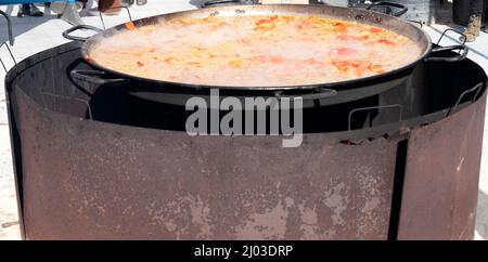 Kochen große Gericht von Paella offenen Feuer, Spanien Stockfoto