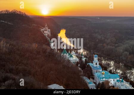 SWJATOGORSK, UKRAINE - 30. OKTOBER 2021: Dies ist ein Herbstuntergang über dem Swjatogorsk Lavra. Stockfoto