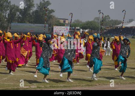 Lahore, Punjab, Pakistan. 12. März 2022. Pakistanische Teilnehmer nehmen an der National Horse and Cattle Show im Fortress Stadium Teil, die von der Regierung Punjab in Lahore organisiert wird. (Bild: © Rana Sajid Hussain/Pacific Press via ZUMA Press Wire) Stockfoto