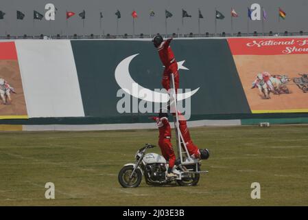 Lahore, Punjab, Pakistan. 12. März 2022. Pakistanische Teilnehmer nehmen an der National Horse and Cattle Show im Fortress Stadium Teil, die von der Regierung Punjab in Lahore organisiert wird. (Bild: © Rana Sajid Hussain/Pacific Press via ZUMA Press Wire) Stockfoto