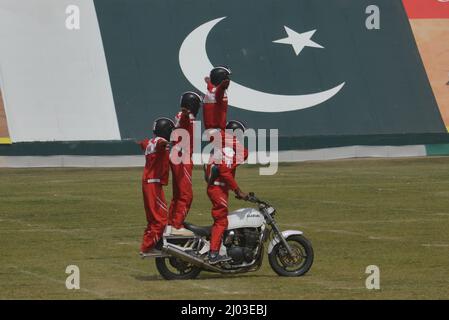 Lahore, Punjab, Pakistan. 12. März 2022. Pakistanische Teilnehmer nehmen an der National Horse and Cattle Show im Fortress Stadium Teil, die von der Regierung Punjab in Lahore organisiert wird. (Bild: © Rana Sajid Hussain/Pacific Press via ZUMA Press Wire) Stockfoto