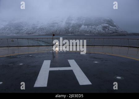 Bei Regen ist auf dem Sonnendeck nicht viel los. Hier ein Blick auf Langevag. Im Vordergrund ist der Landeplatz für den Helikopter Stockfoto