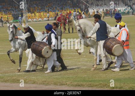 Lahore, Punjab, Pakistan. 12. März 2022. Pakistanische Teilnehmer nehmen an der National Horse and Cattle Show im Fortress Stadium Teil, die von der Regierung Punjab in Lahore organisiert wird. (Bild: © Rana Sajid Hussain/Pacific Press via ZUMA Press Wire) Stockfoto