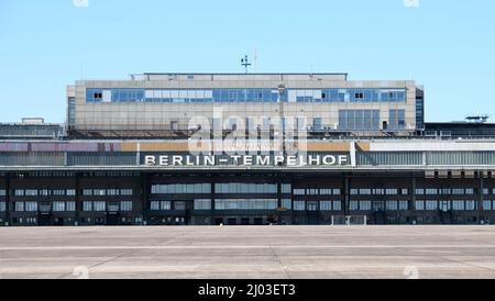 Berlin, 9. März 2022, Terminal des ehemaligen Flughafens Tempelhof vom Asphalt aus gesehen Stockfoto