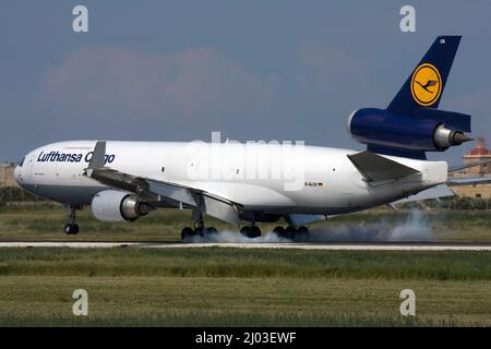 Lufthansa Cargo McDonnell Douglas MD-11F (REG: D-ALCK) rührt auf der Landebahn 31 an und verbrennt Gummi. Stockfoto