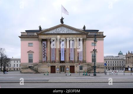 Berlin, 4. März 2022, Frontalansicht der Deutschen Staatsoper unter den Linden Stockfoto