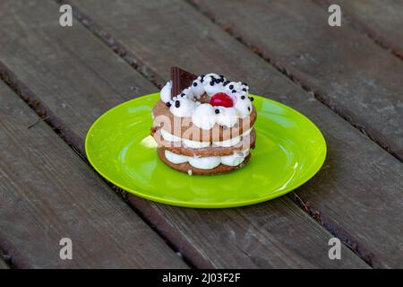 Ein Kuchen oder Honigkuchen aus der Nähe, stehend auf einem Holztisch Stockfoto