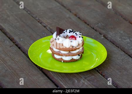 Ein Kuchen oder Honigkuchen aus der Nähe, stehend auf einem Holztisch Stockfoto