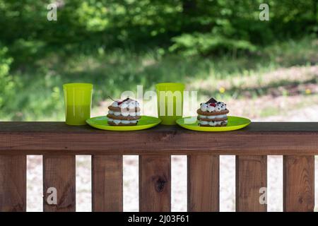 Ein Kuchen oder Honigkuchen steht auf einem hölzernen Tischbrett mit Copyspace Stockfoto