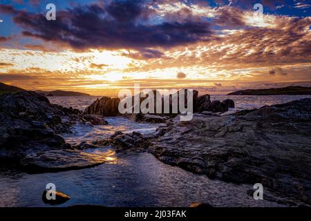 Sonnenuntergang auf der Beara-Halbinsel bei Allihies in der Grafschaft Cork, Irland Stockfoto