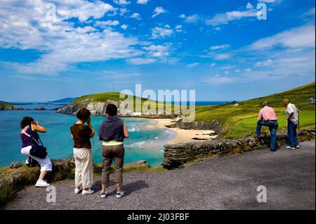 Touristen, die vom Slea Head, Dingle, Co. Kerry, Irland, zum Strand Coumeenoole schauen Stockfoto