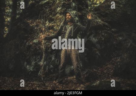 Schamanischer Mann in Zierkleid in der Natur. Stockfoto