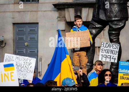 Ein Junge mit einem Schild vor der Downing Street während proukrainischer Proteste, März 2022 Stockfoto