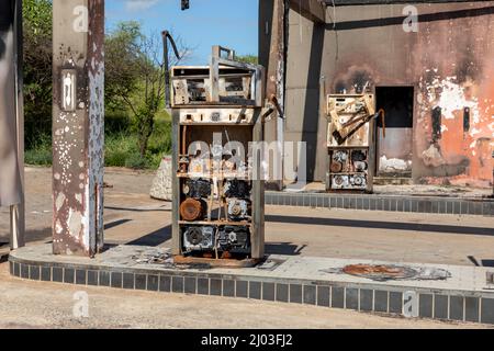 Verbrannte Kraftstoffpumpen im Camp Lower Sabie im Krüger National Park. Die Tankstelle brannte am 13. November 2021 nach einem Blitzschlag ab Stockfoto