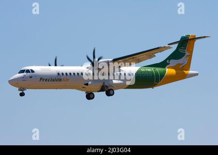 Precision Air ATR ATR-72-500 (ATR-72-212A) (REG: 5h-PWD) im Kurzfinale für die Startbahn 32. Stockfoto