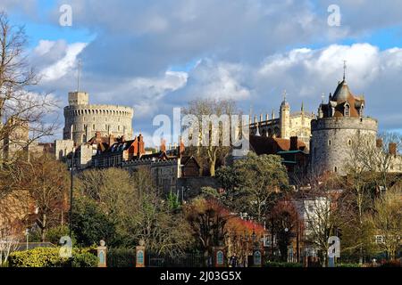 Windsor Castle auf der Skyline von der Innenstadt aus gesehen, an einem sonnigen Winterabend, Windsor, England Stockfoto