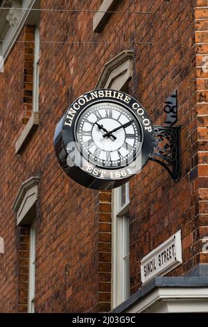 Lincolnshire CO-OP Wanduhr in Sincil Street Lincoln City 2022 Stockfoto