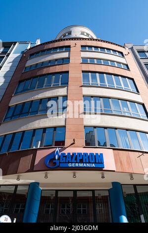 12.03.2022, Berlin, Deutschland, Europa - Schriftzug und Firmenlogo auf dem Gebäude des russischen Firmenhauptsitzes der Gazprom Germania. Stockfoto