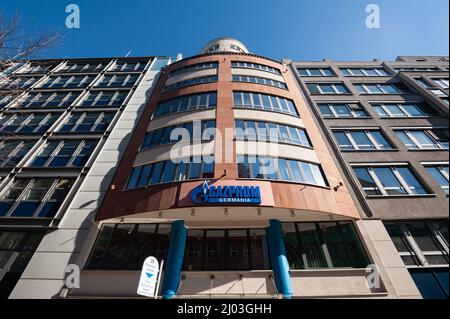 12.03.2022, Berlin, Deutschland, Europa - Schriftzug und Firmenlogo auf dem Gebäude des russischen Firmenhauptsitzes der Gazprom Germania. Stockfoto